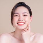 30代で目元や口元、ほうれい線にシワがない人のイメージ画像。レチノールやナイアシンアミドなどが配合された医薬部外品で薬用のシワ改善美容液、シワ改善クリームを使ってシワを改善している。UV対策としてUVクリーム、UVミルク、UVジェルなどの日焼け止めで紫外線対策をおこなっている。