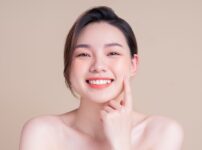 30代で目元や口元、ほうれい線にシワがない人のイメージ画像。レチノールやナイアシンアミドなどが配合された医薬部外品で薬用のシワ改善美容液、シワ改善クリームを使ってシワを改善している。UV対策としてUVクリーム、UVミルク、UVジェルなどの日焼け止めで紫外線対策をおこなっている。