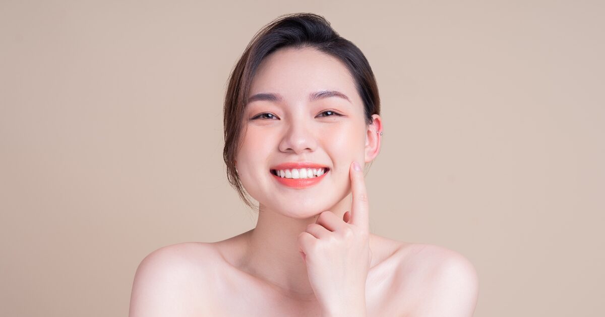 30代で目元や口元、ほうれい線にシワがない人のイメージ画像。レチノールやナイアシンアミドなどが配合された医薬部外品で薬用のシワ改善美容液、シワ改善クリームを使ってシワを改善している。UV対策としてUVクリーム、UVミルク、UVジェルなどの日焼け止めで紫外線対策をおこなっている。