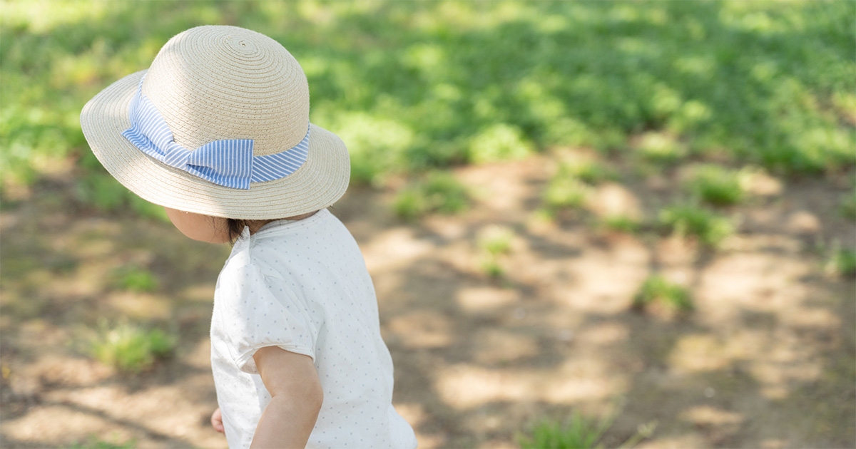 日差しの中、公園で遊ぶ子供、赤ちゃんの画像。子供の時から日焼け止めを塗って紫外線対策をすることが必要。
