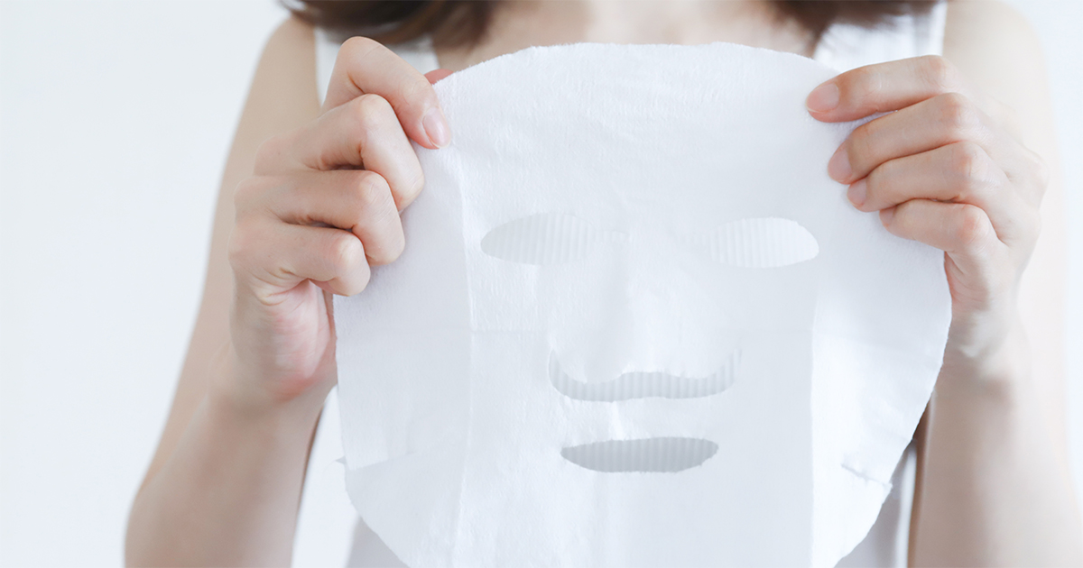 敏感肌でシートマスク（フェイスマスク、パック）が使えるか悩んでいる女性の画像。バリア機能が低下した敏感肌では水分や蒸発しがち、フェイスマスク（パック）でお肌に水分を与えてバリア機能を整えましょう。