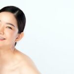 30代でシミ（しみ）や目尻や口元、おでこ、額、目の下のシワ（しわ）、ほうれい線が気になり始めた女性のイメージ画像。化粧水や乳液、クリームなどの基礎化粧品に加えて美白美容液、シワ改善美容液を取り入れて本気のシミ・シワ対策をしようとしている。