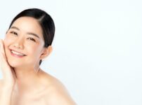 30代でシミ（しみ）や目尻や口元、おでこ、額、目の下のシワ（しわ）、ほうれい線が気になり始めた女性のイメージ画像。化粧水や乳液、クリームなどの基礎化粧品に加えて美白美容液、シワ改善美容液を取り入れて本気のシミ・シワ対策をしようとしている。